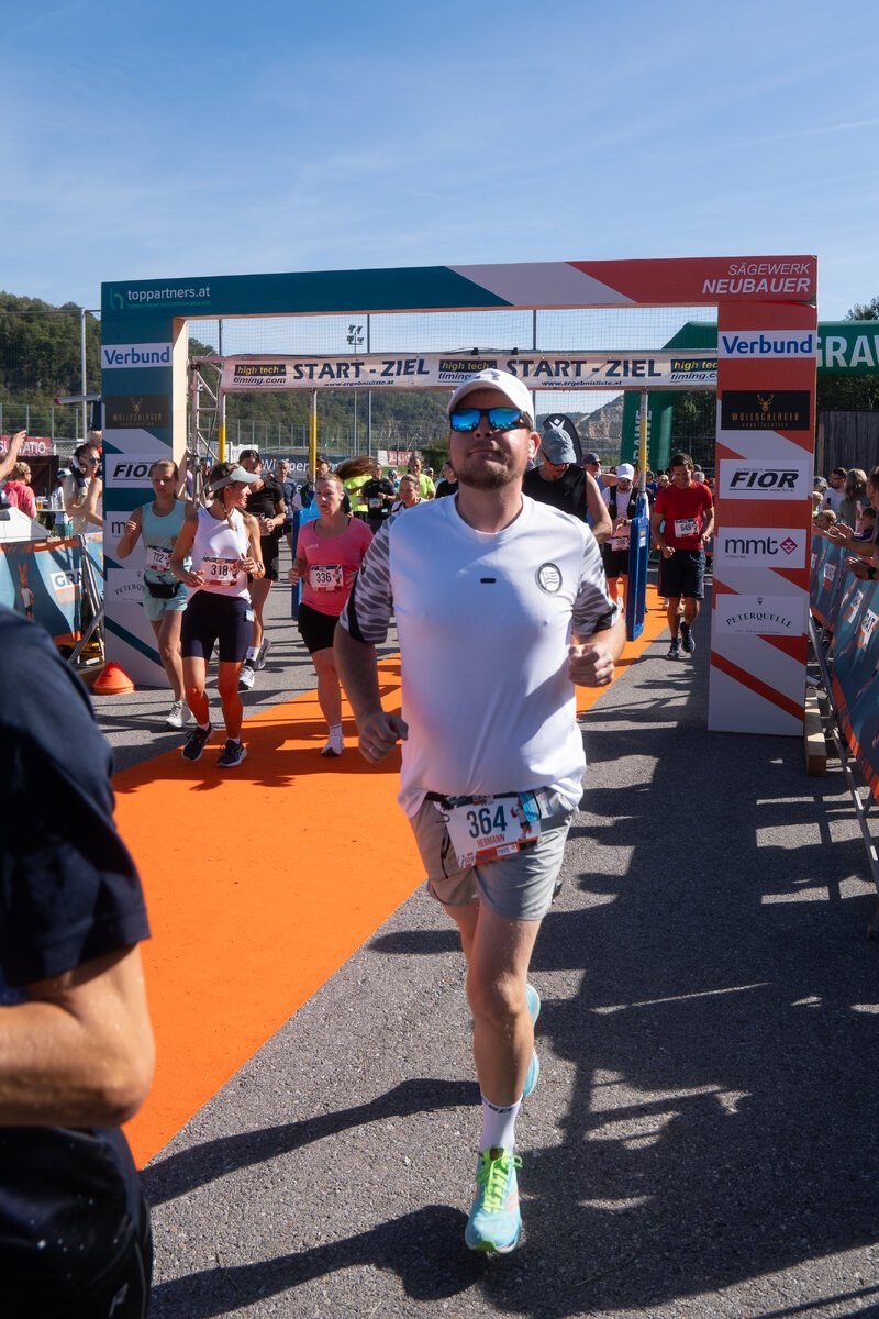 Läufer vor jubelndem Publikum beim MurRun 2026