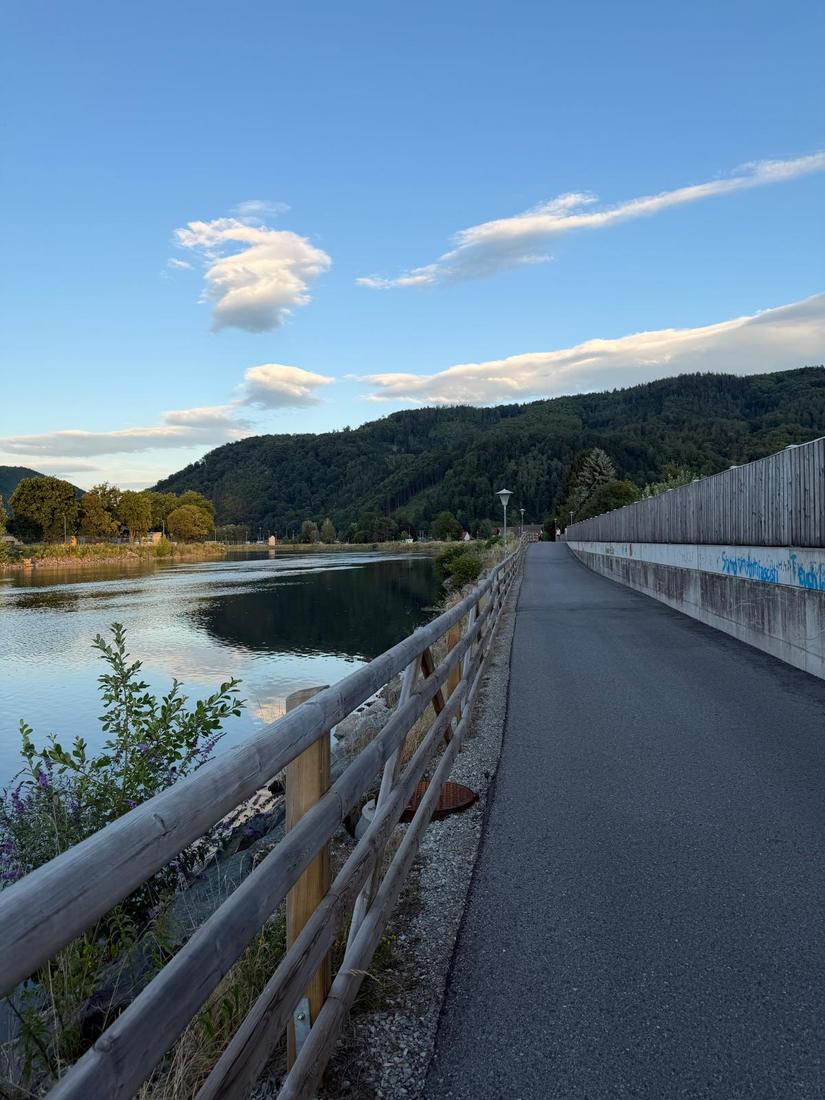 Uferweg mit Blick auf die Hügel